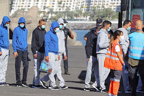 Interior envía a la Península vuelos desde Canarias con inmigrantes